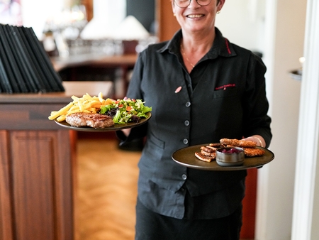 tjener på Hotel Phønix